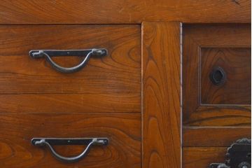 和製アンティーク 漆塗り 前面欅(ケヤキ)材 上質な空間を演出する六尺サイズの収納箪笥キャビネット(夜具箪笥、水屋箪笥、布団箪笥、食器棚、戸棚、収納棚、引き出し)(R-061907)