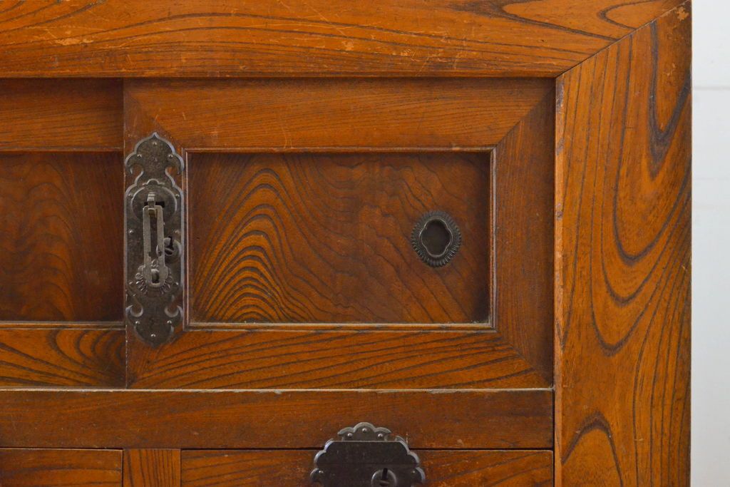 和製アンティーク 漆塗り 前面欅(ケヤキ)材 上質な空間を演出する六尺サイズの収納箪笥キャビネット(夜具箪笥、水屋箪笥、布団箪笥、食器棚、戸棚、収納棚、引き出し)(R-061907)