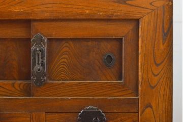 和製アンティーク 漆塗り 前面欅(ケヤキ)材 上質な空間を演出する六尺サイズの収納箪笥キャビネット(夜具箪笥、水屋箪笥、布団箪笥、食器棚、戸棚、収納棚、引き出し)(R-061907)