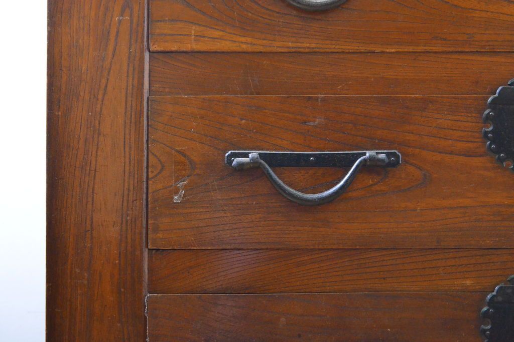 和製アンティーク 漆塗り 前面欅(ケヤキ)材 上質な空間を演出する六尺サイズの収納箪笥キャビネット(夜具箪笥、水屋箪笥、布団箪笥、食器棚、戸棚、収納棚、引き出し)(R-061907)