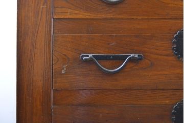 和製アンティーク 漆塗り 前面欅(ケヤキ)材 上質な空間を演出する六尺サイズの収納箪笥キャビネット(夜具箪笥、水屋箪笥、布団箪笥、食器棚、戸棚、収納棚、引き出し)(R-061907)