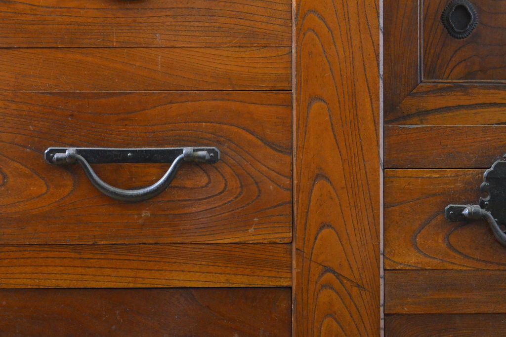 和製アンティーク 漆塗り 前面欅(ケヤキ)材 上質な空間を演出する六尺サイズの収納箪笥キャビネット(夜具箪笥、水屋箪笥、布団箪笥、食器棚、戸棚、収納棚、引き出し)(R-061907)