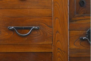 和製アンティーク 漆塗り 前面欅(ケヤキ)材 上質な空間を演出する六尺サイズの収納箪笥キャビネット(夜具箪笥、水屋箪笥、布団箪笥、食器棚、戸棚、収納棚、引き出し)(R-061907)