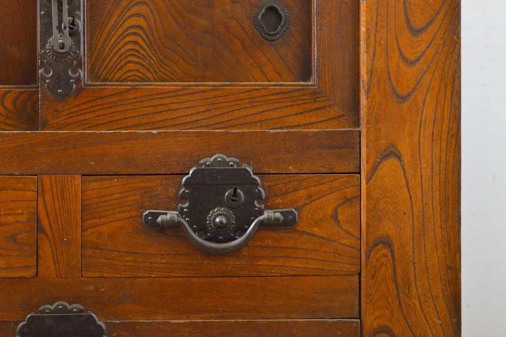 和製アンティーク 漆塗り 前面欅(ケヤキ)材 上質な空間を演出する六尺サイズの収納箪笥キャビネット(夜具箪笥、水屋箪笥、布団箪笥、食器棚、戸棚、収納棚、引き出し)(R-061907)