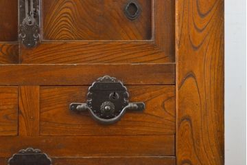 和製アンティーク 漆塗り 前面欅(ケヤキ)材 上質な空間を演出する六尺サイズの収納箪笥キャビネット(夜具箪笥、水屋箪笥、布団箪笥、食器棚、戸棚、収納棚、引き出し)(R-061907)