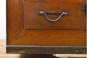 和製アンティーク 漆塗り 前面欅(ケヤキ)材 上質な空間を演出する六尺サイズの収納箪笥キャビネット(夜具箪笥、水屋箪笥、布団箪笥、食器棚、戸棚、収納棚、引き出し)(R-061907)