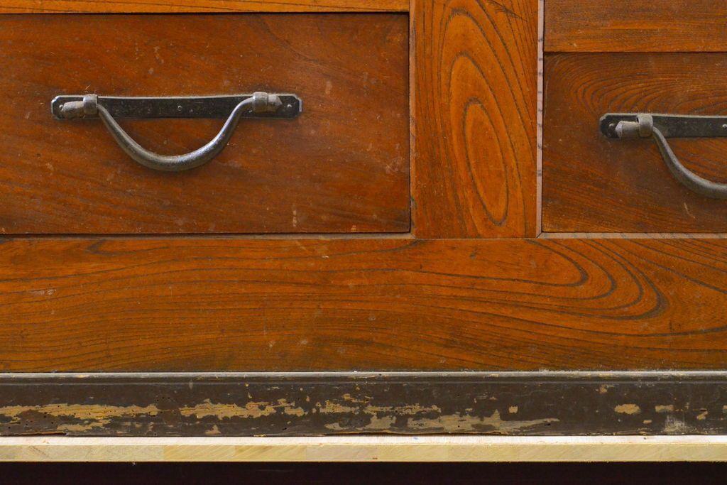 和製アンティーク 漆塗り 前面欅(ケヤキ)材 上質な空間を演出する六尺サイズの収納箪笥キャビネット(夜具箪笥、水屋箪笥、布団箪笥、食器棚、戸棚、収納棚、引き出し)(R-061907)