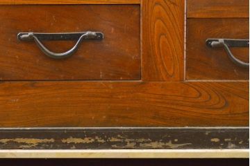 和製アンティーク 漆塗り 前面欅(ケヤキ)材 上質な空間を演出する六尺サイズの収納箪笥キャビネット(夜具箪笥、水屋箪笥、布団箪笥、食器棚、戸棚、収納棚、引き出し)(R-061907)