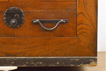 和製アンティーク 漆塗り 前面欅(ケヤキ)材 上質な空間を演出する六尺サイズの収納箪笥キャビネット(夜具箪笥、水屋箪笥、布団箪笥、食器棚、戸棚、収納棚、引き出し)(R-061907)