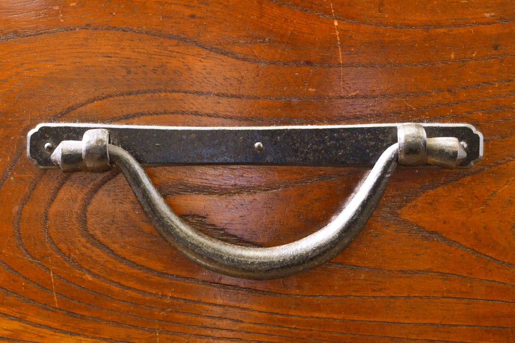 和製アンティーク 漆塗り 前面欅(ケヤキ)材 上質な空間を演出する六尺サイズの収納箪笥キャビネット(夜具箪笥、水屋箪笥、布団箪笥、食器棚、戸棚、収納棚、引き出し)(R-061907)