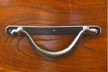 和製アンティーク 漆塗り 前面欅(ケヤキ)材 上質な空間を演出する六尺サイズの収納箪笥キャビネット(夜具箪笥、水屋箪笥、布団箪笥、食器棚、戸棚、収納棚、引き出し)(R-061907)