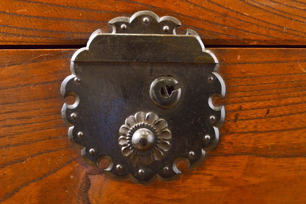 和製アンティーク 漆塗り 前面欅(ケヤキ)材 上質な空間を演出する六尺サイズの収納箪笥キャビネット(夜具箪笥、水屋箪笥、布団箪笥、食器棚、戸棚、収納棚、引き出し)(R-061907)