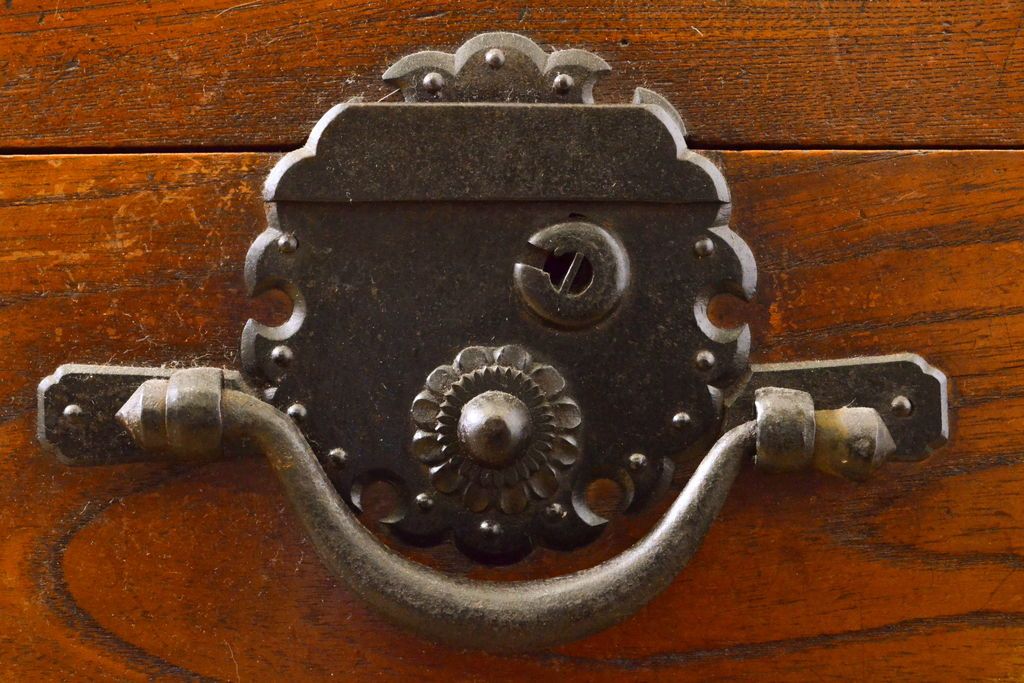 和製アンティーク 漆塗り 前面欅(ケヤキ)材 上質な空間を演出する六尺サイズの収納箪笥キャビネット(夜具箪笥、水屋箪笥、布団箪笥、食器棚、戸棚、収納棚、引き出し)(R-061907)