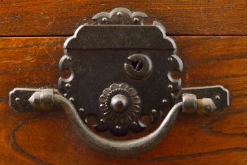 和製アンティーク 漆塗り 前面欅(ケヤキ)材 上質な空間を演出する六尺サイズの収納箪笥キャビネット(夜具箪笥、水屋箪笥、布団箪笥、食器棚、戸棚、収納棚、引き出し)(R-061907)