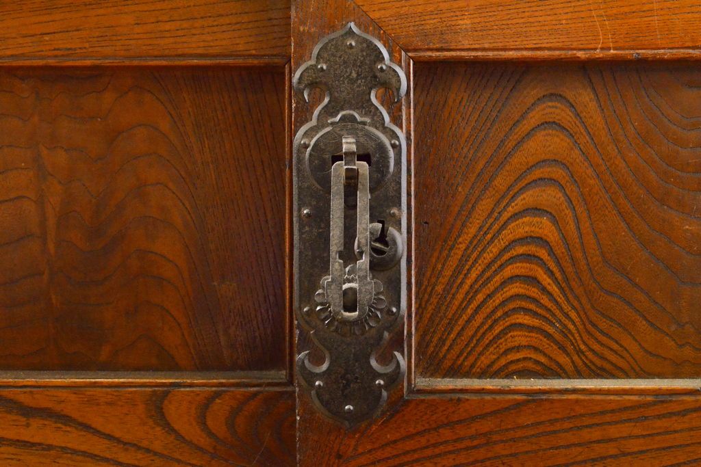 和製アンティーク 漆塗り 前面欅(ケヤキ)材 上質な空間を演出する六尺サイズの収納箪笥キャビネット(夜具箪笥、水屋箪笥、布団箪笥、食器棚、戸棚、収納棚、引き出し)(R-061907)