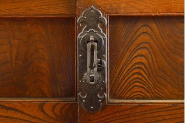 和製アンティーク 漆塗り 前面欅(ケヤキ)材 上質な空間を演出する六尺サイズの収納箪笥キャビネット(夜具箪笥、水屋箪笥、布団箪笥、食器棚、戸棚、収納棚、引き出し)(R-061907)