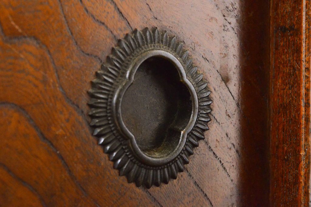 和製アンティーク 漆塗り 前面欅(ケヤキ)材 上質な空間を演出する六尺サイズの収納箪笥キャビネット(夜具箪笥、水屋箪笥、布団箪笥、食器棚、戸棚、収納棚、引き出し)(R-061907)