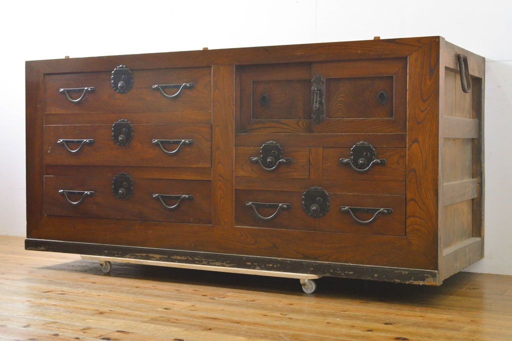 和製アンティーク 漆塗り 前面欅(ケヤキ)材 上質な空間を演出する六尺サイズの収納箪笥サイドボード(夜具箪笥、水屋箪笥、布団箪笥、引き出し、サイドチェスト)(R-061909)