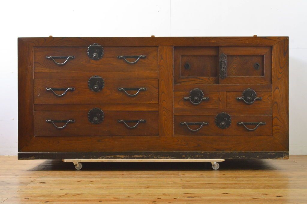 和製アンティーク 漆塗り 前面欅(ケヤキ)材 上質な空間を演出する六尺サイズの収納箪笥サイドボード(夜具箪笥、水屋箪笥、布団箪笥、引き出し、サイドチェスト)(R-061909)