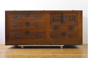 和製アンティーク 漆塗り 前面欅(ケヤキ)材 上質な空間を演出する六尺サイズの収納箪笥サイドボード(夜具箪笥、水屋箪笥、布団箪笥、引き出し、サイドチェスト)(R-061909)