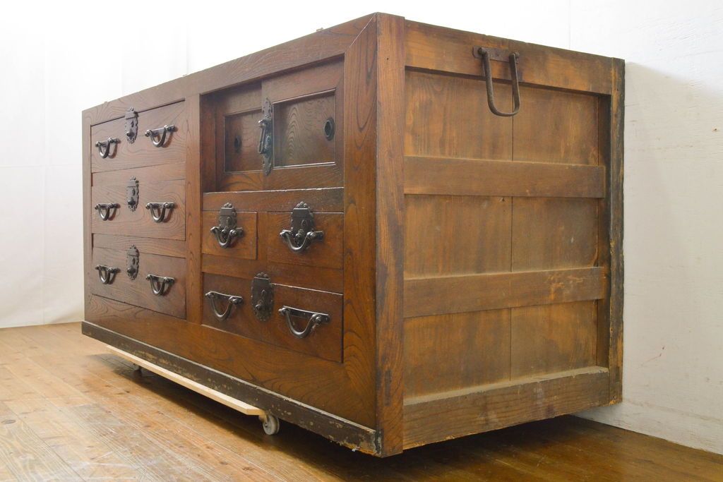 和製アンティーク 漆塗り 前面欅(ケヤキ)材 上質な空間を演出する六尺サイズの収納箪笥サイドボード(夜具箪笥、水屋箪笥、布団箪笥、引き出し、サイドチェスト)(R-061909)