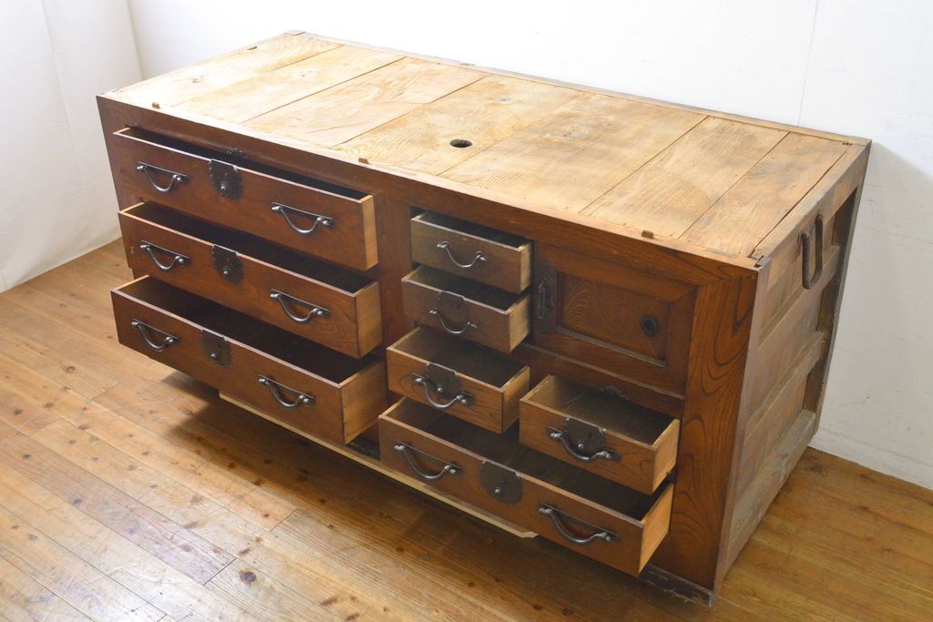 和製アンティーク 漆塗り 前面欅(ケヤキ)材 上質な空間を演出する六尺サイズの収納箪笥サイドボード(夜具箪笥、水屋箪笥、布団箪笥、引き出し、サイドチェスト)(R-061909)