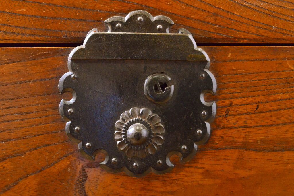 和製アンティーク 漆塗り 前面欅(ケヤキ)材 上質な空間を演出する六尺サイズの収納箪笥サイドボード(夜具箪笥、水屋箪笥、布団箪笥、引き出し、サイドチェスト)(R-061909)