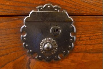 和製アンティーク 漆塗り 前面欅(ケヤキ)材 上質な空間を演出する六尺サイズの収納箪笥サイドボード(夜具箪笥、水屋箪笥、布団箪笥、引き出し、サイドチェスト)(R-061909)