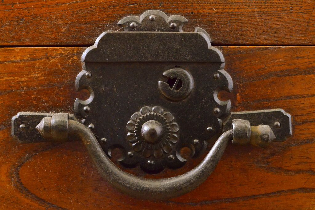 和製アンティーク 漆塗り 前面欅(ケヤキ)材 上質な空間を演出する六尺サイズの収納箪笥サイドボード(夜具箪笥、水屋箪笥、布団箪笥、引き出し、サイドチェスト)(R-061909)