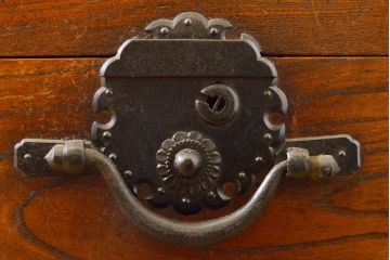 和製アンティーク 漆塗り 前面欅(ケヤキ)材 上質な空間を演出する六尺サイズの収納箪笥サイドボード(夜具箪笥、水屋箪笥、布団箪笥、引き出し、サイドチェスト)(R-061909)