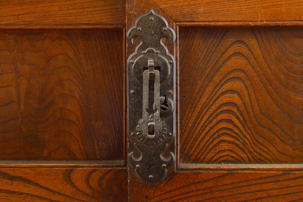 和製アンティーク 漆塗り 前面欅(ケヤキ)材 上質な空間を演出する六尺サイズの収納箪笥サイドボード(夜具箪笥、水屋箪笥、布団箪笥、引き出し、サイドチェスト)(R-061909)