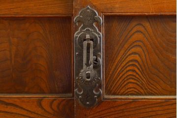 和製アンティーク 漆塗り 前面欅(ケヤキ)材 上質な空間を演出する六尺サイズの収納箪笥サイドボード(夜具箪笥、水屋箪笥、布団箪笥、引き出し、サイドチェスト)(R-061909)