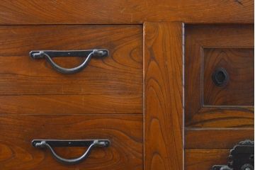 和製アンティーク 漆塗り 前面欅(ケヤキ)材 上質な空間を演出する六尺サイズの収納箪笥サイドボード(夜具箪笥、水屋箪笥、布団箪笥、引き出し、サイドチェスト)(R-061909)