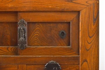 和製アンティーク 漆塗り 前面欅(ケヤキ)材 上質な空間を演出する六尺サイズの収納箪笥サイドボード(夜具箪笥、水屋箪笥、布団箪笥、引き出し、サイドチェスト)(R-061909)