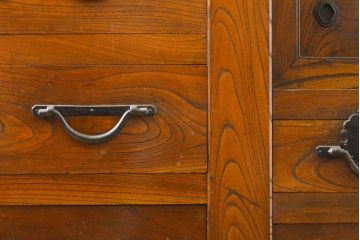 和製アンティーク 漆塗り 前面欅(ケヤキ)材 上質な空間を演出する六尺サイズの収納箪笥サイドボード(夜具箪笥、水屋箪笥、布団箪笥、引き出し、サイドチェスト)(R-061909)