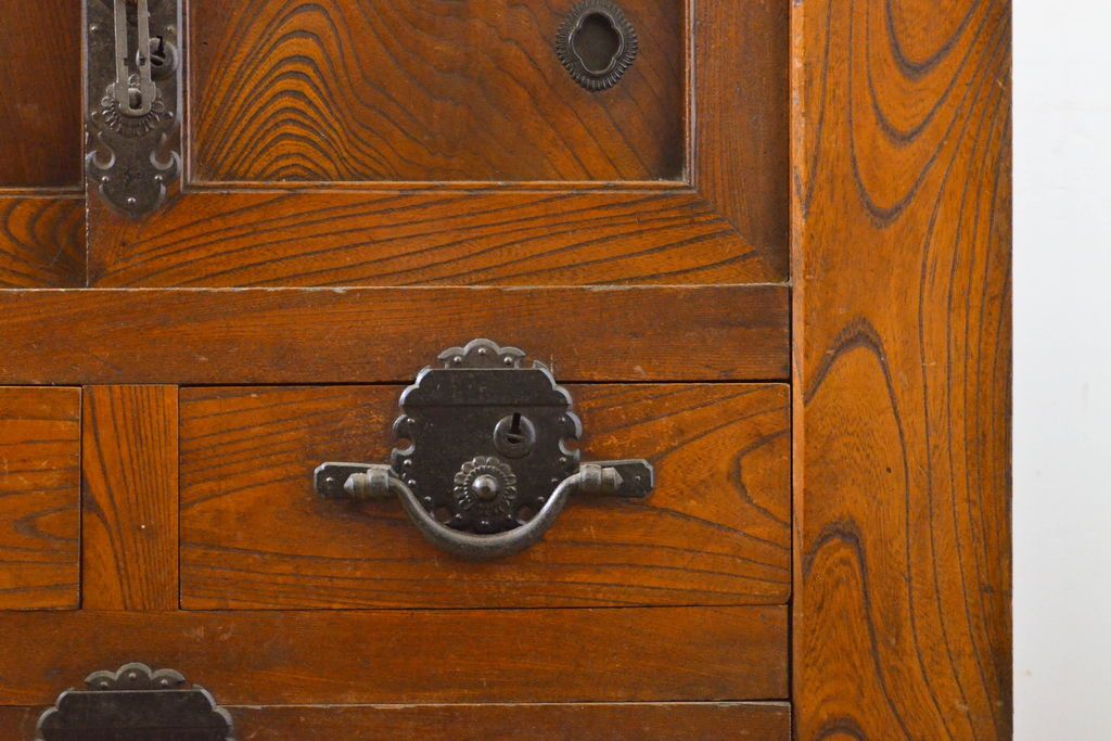 和製アンティーク 漆塗り 前面欅(ケヤキ)材 上質な空間を演出する六尺サイズの収納箪笥サイドボード(夜具箪笥、水屋箪笥、布団箪笥、引き出し、サイドチェスト)(R-061909)