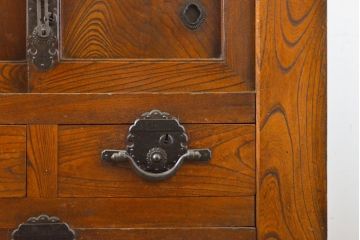 和製アンティーク 漆塗り 前面欅(ケヤキ)材 上質な空間を演出する六尺サイズの収納箪笥サイドボード(夜具箪笥、水屋箪笥、布団箪笥、引き出し、サイドチェスト)(R-061909)