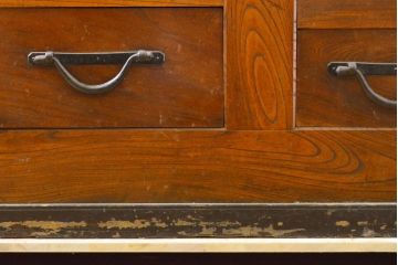 和製アンティーク 漆塗り 前面欅(ケヤキ)材 上質な空間を演出する六尺サイズの収納箪笥サイドボード(夜具箪笥、水屋箪笥、布団箪笥、引き出し、サイドチェスト)(R-061909)