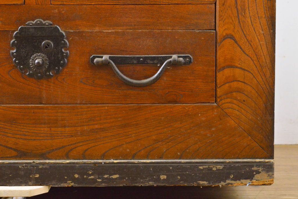 和製アンティーク 漆塗り 前面欅(ケヤキ)材 上質な空間を演出する六尺サイズの収納箪笥サイドボード(夜具箪笥、水屋箪笥、布団箪笥、引き出し、サイドチェスト)(R-061909)