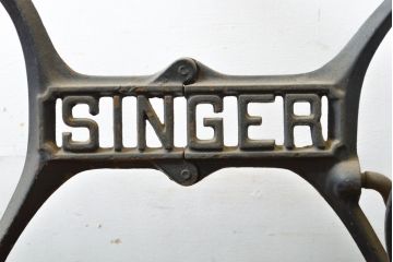 イギリスアンティーク　SINGER(シンガー)社　レトロな佇まいがお洒落なミシンの鉄脚(シンガーミシン、ミシンテーブル、ミシン台)(R-061910)