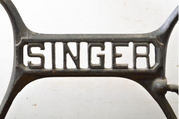 イギリスアンティーク　SINGER(シンガー)社　レトロな佇まいがお洒落なミシンの鉄脚(シンガーミシン、ミシンテーブル、ミシン台)(R-061913)