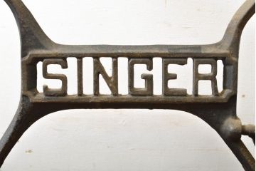 イギリスアンティーク　SINGER(シンガー)社　レトロな佇まいがお洒落なミシンの鉄脚(シンガーミシン、ミシンテーブル、ミシン台)(R-061914)