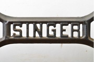 イギリスアンティーク　SINGER(シンガー)社　レトロな佇まいがお洒落なミシンの鉄脚(シンガーミシン、ミシンテーブル、ミシン台、バタフライテーブル)(R-061919)