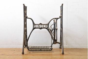 イギリスアンティーク　SINGER(シンガー)社　レトロな佇まいがお洒落なミシンの鉄脚(シンガーミシン、ミシンテーブル、ミシン台)(R-061921)