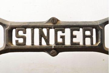 イギリスアンティーク　SINGER(シンガー)社　レトロな佇まいがお洒落なミシンの鉄脚(シンガーミシン、ミシンテーブル、ミシン台、バタフライテーブル)(R-061922)