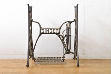 イギリスアンティーク　SINGER(シンガー)社　レトロな佇まいがお洒落なミシンの鉄脚(シンガーミシン、ミシンテーブル、ミシン台)(R-061924)