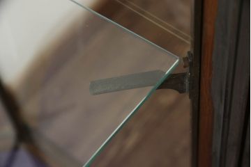 イギリスアンティーク　品のある佇まいが美しい縦型ガラスケース(ディスプレイキャビネット　ショップキャビネット、ショーケース、飾り棚、陳列棚、店舗什器)(R-061932)