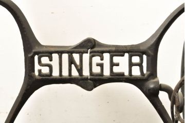 イギリスアンティーク　SINGER(シンガー)社　レトロな佇まいがお洒落なミシンの鉄脚(シンガーミシン、ミシンテーブル、ミシン台)(R-061935)
