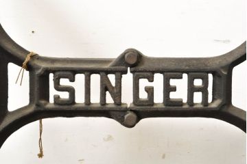 イギリスアンティーク　SINGER(シンガー)社　レトロな佇まいがお洒落なミシンの鉄脚(シンガーミシン、ミシンテーブル、ミシン台、バタフライテーブル)(R-061938)