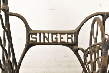 イギリスアンティーク　SINGER(シンガー)社　レトロな佇まいがお洒落なミシンの鉄脚(シンガーミシン、ミシンテーブル、ミシン台)(R-061940)